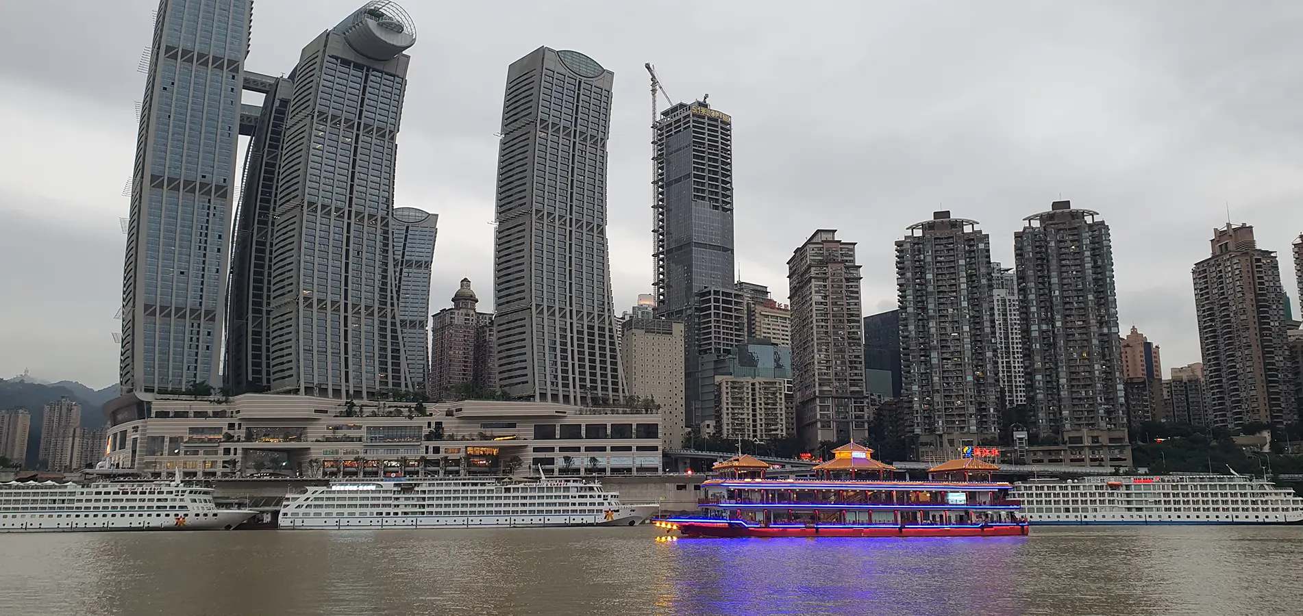 江北嘴江滩公园的邮轮和摩天大楼景观