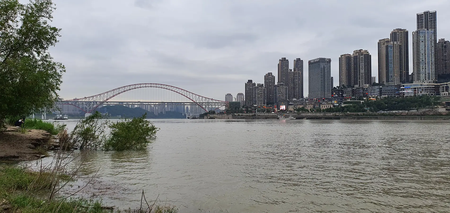 江北嘴江滩公园眺望朝天门长江大桥