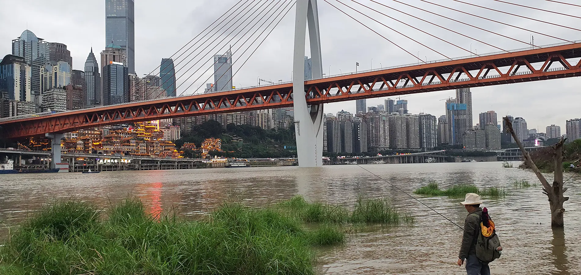 江北嘴江滩公园是钓鱼爱好者乐园