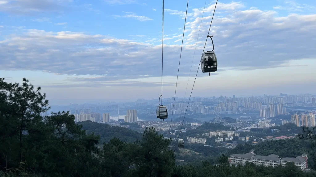 歌乐山观云台步梯上的缆车