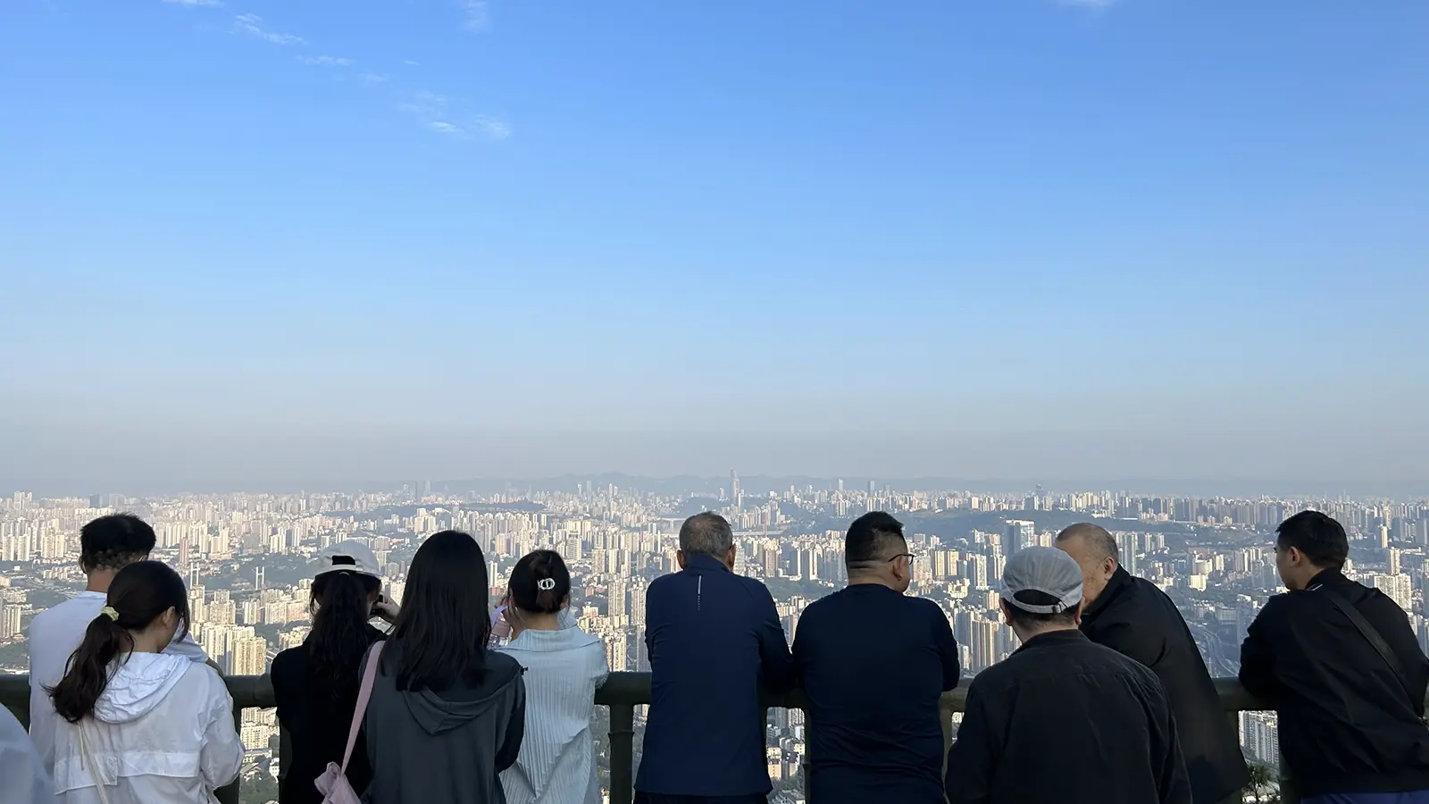 游客在歌乐山观云台享受重庆风光